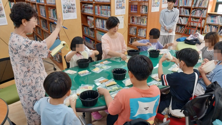 어린이들이 수확한 감자로 감자샐러드를 만들고 있다.