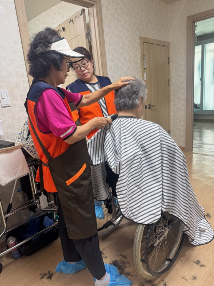 망포2동 지역사회보장협의체에서 중증장애인 어르신 가정에 직접 찾아가서 이미용 봉사를 하고 있다. 