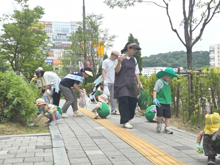 어린이집 아이들과 함께 줍깅을 하고 있는 모습