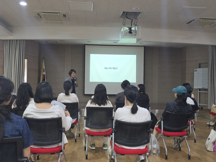 김영숙 상담학 박사가 참석자들에게 '오늘 나의 기분은?'이라는 질문으로 감정 코칭 강의를 시작하고 있다.