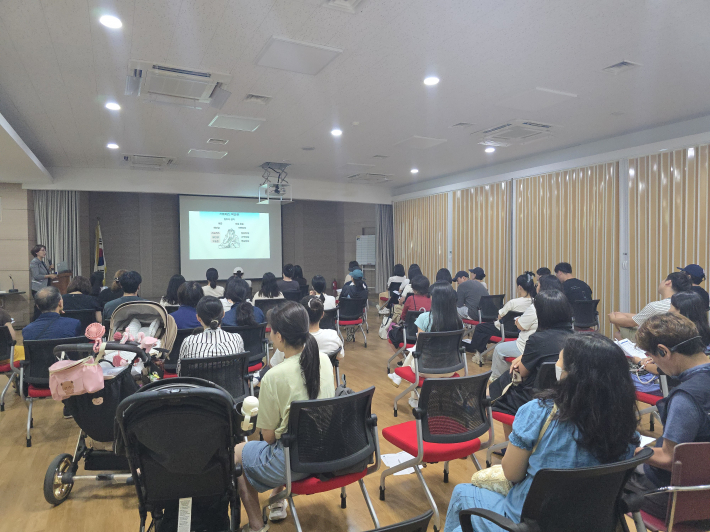 팔달구보건소 3층 대강당에서 예비·임신·출산가정과 수원시민들이 감정 코칭 특강을 경청하고 있다.