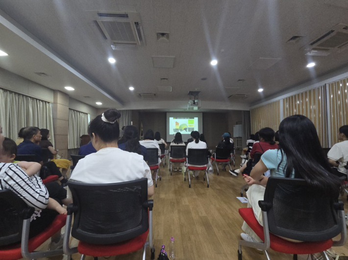 수원시민들이 감정 코칭 강의를 들으며 부모의 역할을 되새기고 있다.
