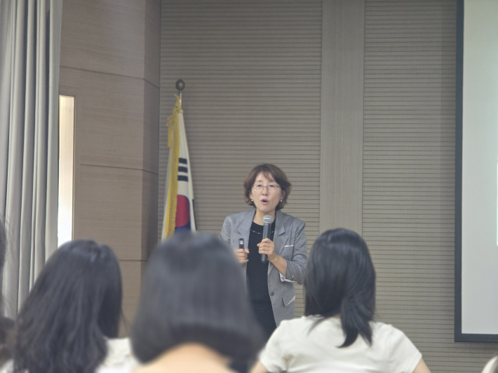 김영숙 상담학 박사는 회복탄력성을 높이는 세 가지 습관으로 감사하는 삶, 규칙적인 운동, 선행하는 삶을 제안했다.