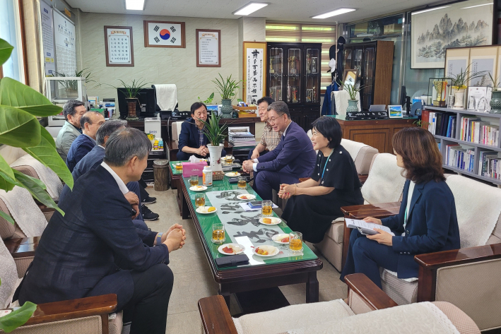 김인배 수원시장안구청장이 대한노인회 수원시장안구지회장 및 임원들과 차담을 나누고 있다.