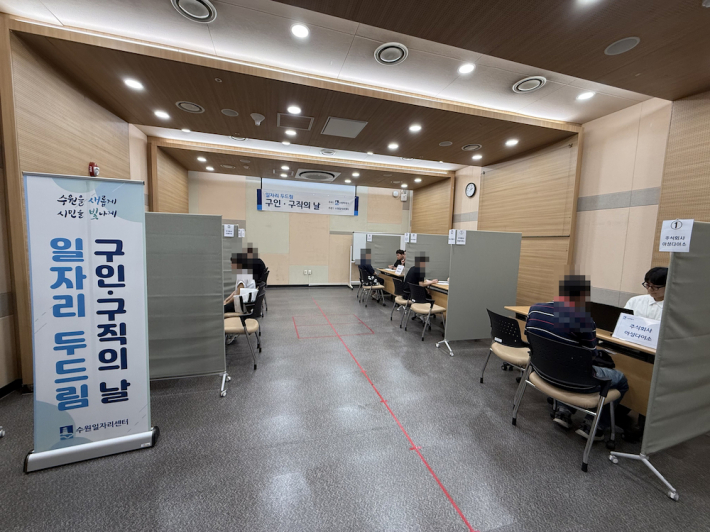'7월 일자리 두드림 구인·구직의 날'에 참여한 구직자들이 면접을 보고 있다.