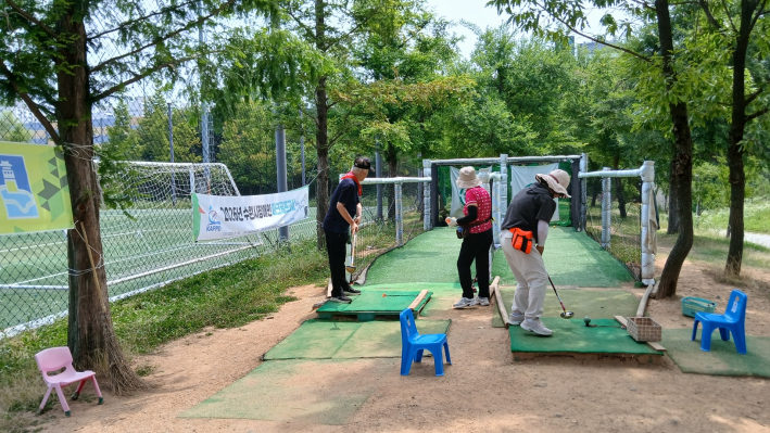 파크골프 샷 연습을 하는 골퍼들