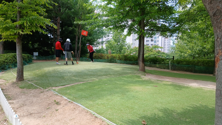 파크골프를 즐기는 골퍼들