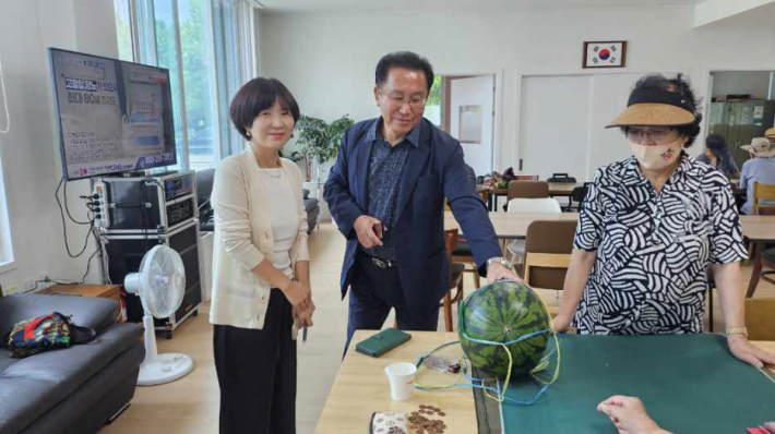 주현진 송죽동장이 송죽동 관내 경로당을 찾아 수박을 전달하고 있다.