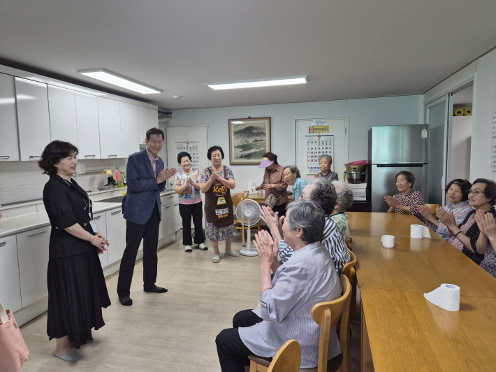 매탄2동 오선희 신임 동장이 한국1차아파트 등 관내 경로당(무더위쉼터)을 방문했다.  