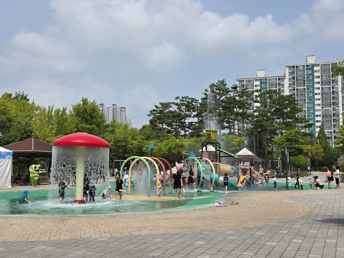 장안구 정자3동 소재 '샘내공원 물놀이장'  