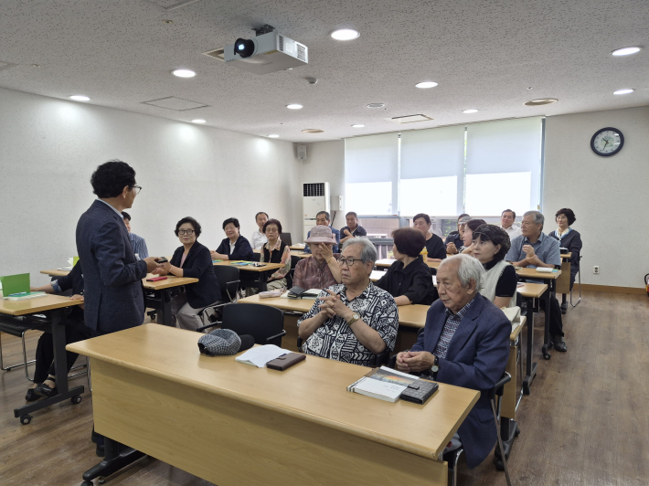 상호 인사하는 경기수필가협회 회원들