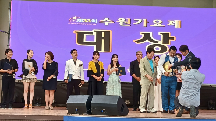 대상을 차지한  최익규에게 시상하는 장면