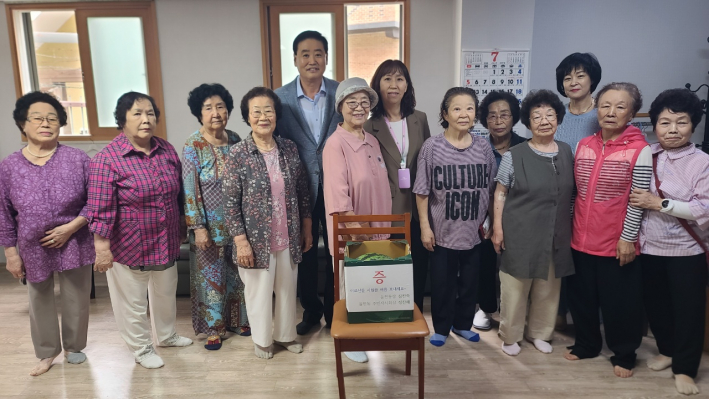 율천동 심진숙 신임 동장 경로당 방문 및 수박 전달