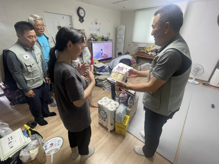 권선2동 자유총연맹, 취약계층에 사랑의 물품 전달