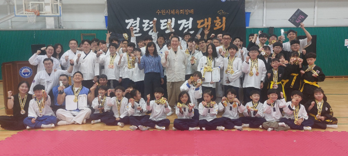 수상 후 단체 기념사진