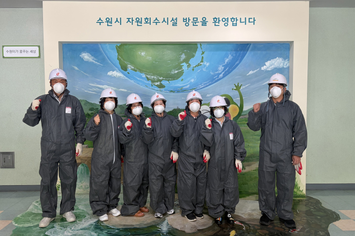율천동 주민과 율천동 관계자는 생활폐기물 샘플링 현장에 참여했다.