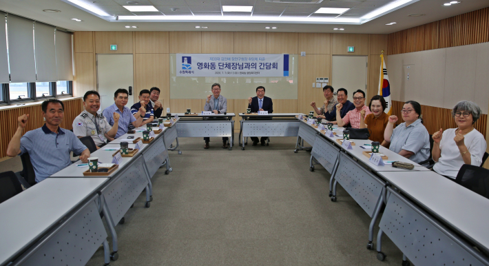 김인배 장안구청장이 영화동 단체장들과 소통하고 있다.