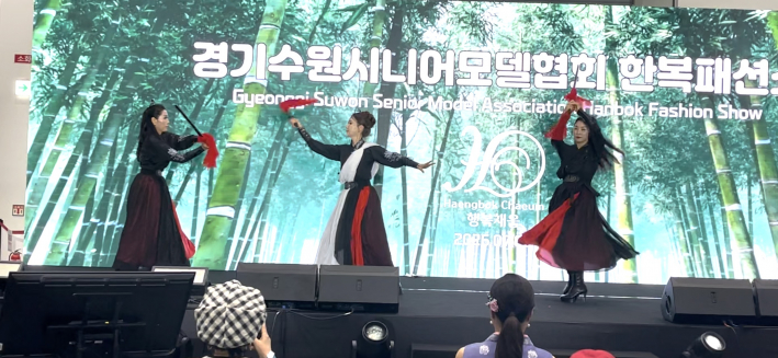 무사 모델들의 퍼포먼스 장면