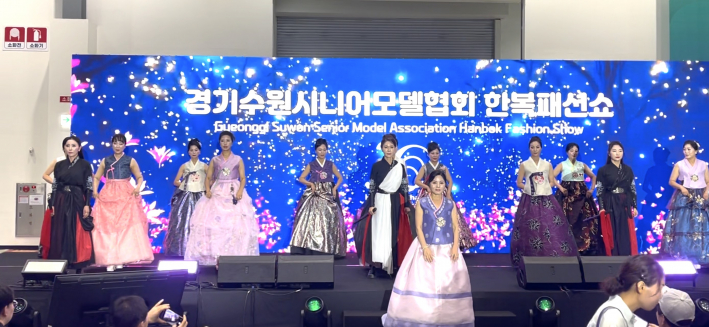 전체 모델들의 피날레 모습