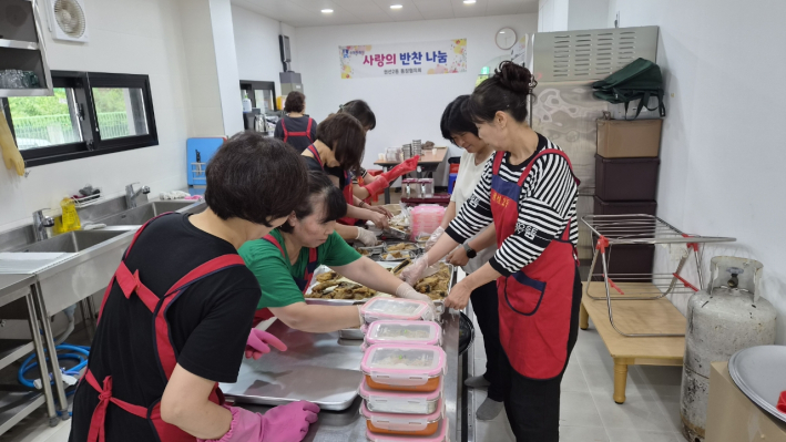 정성껏 반찬을 준비하는 권선2동 통장협의회