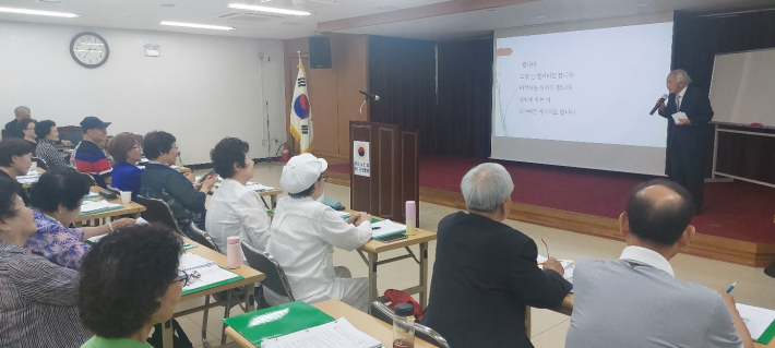 작가의 자작 4행시 '팝니다'를 소개하고 있다.