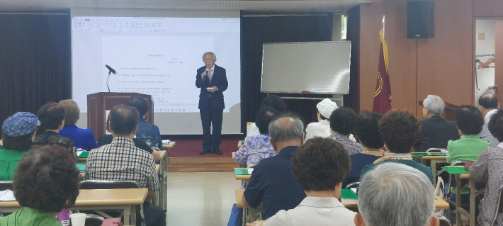 윤수천 작가와 수강생이 문학이야기로 특별한 인연을 맺었다.
