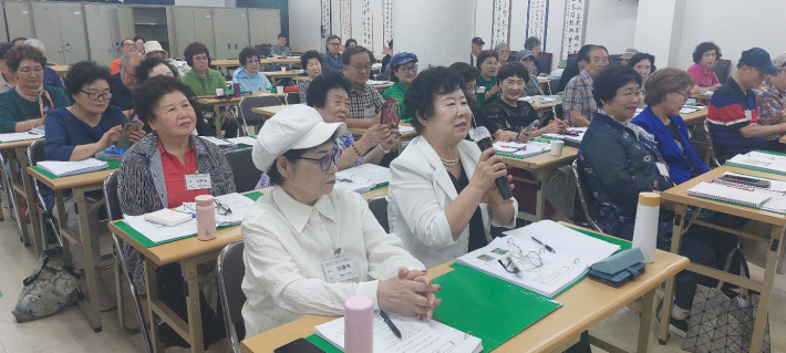 한 수강생이 윤 작가에게 글쓰기 질문을 하고 있다.