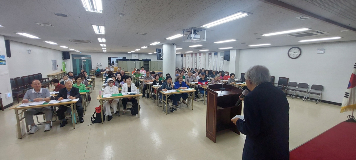 수강생들이 강의에 푹 빠져 집중하고 있다.