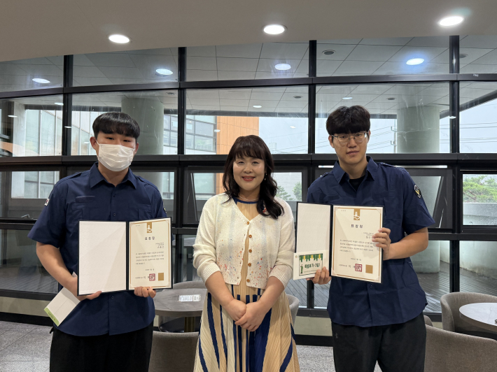 모범사회복무요원에게 수원시장 표창상을 전달했다.