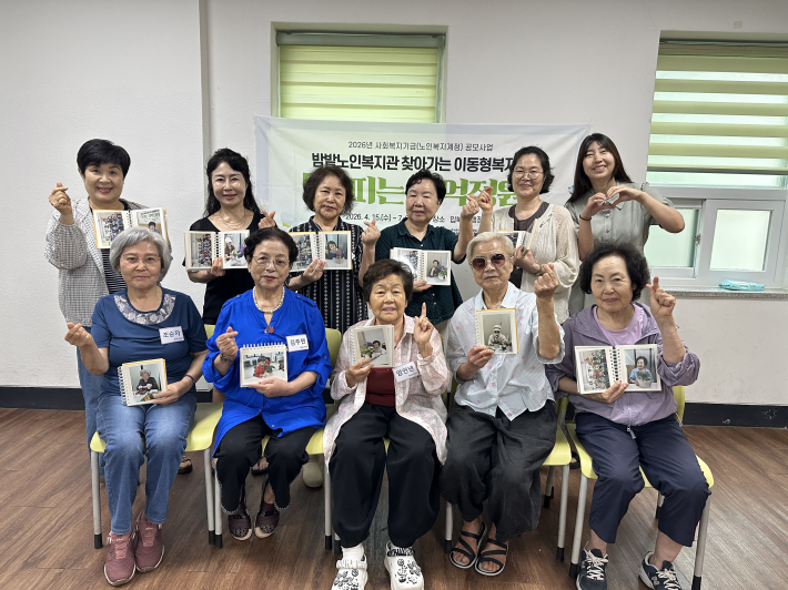 「꽃피는 기억정원 」 참여자 단체사진