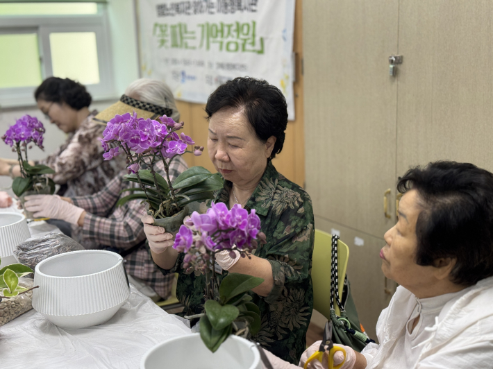「꽃피는 기억정원 」원예활동 사진