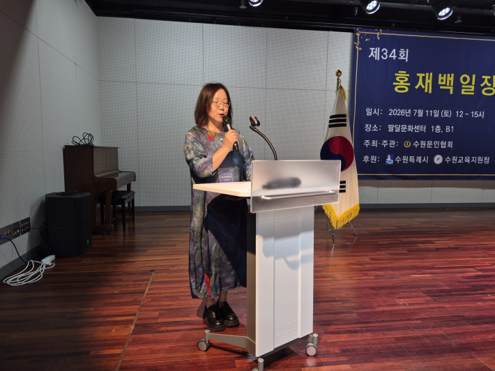 백일장을 진행하는 신향순 시인