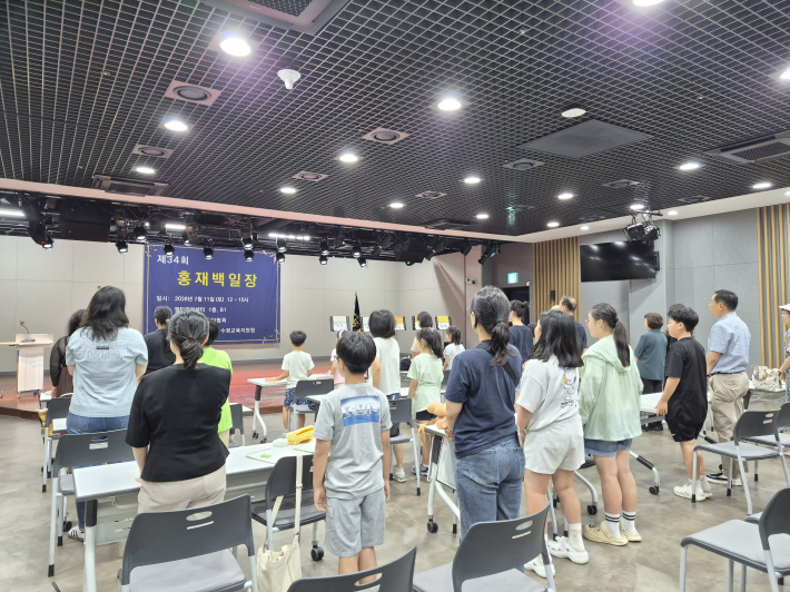 참가자들에게 인사하는 김운기 수원문인협회 회장