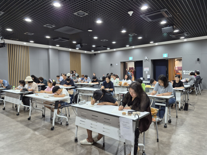 열심히 글을 쓰고 있는 백일장 참가자들