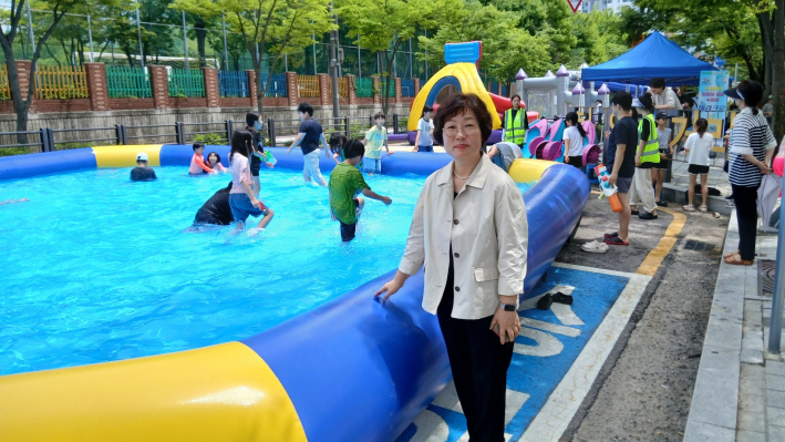물놀이 기구와 현장 지도 감독하는 송근숙 정자3동장