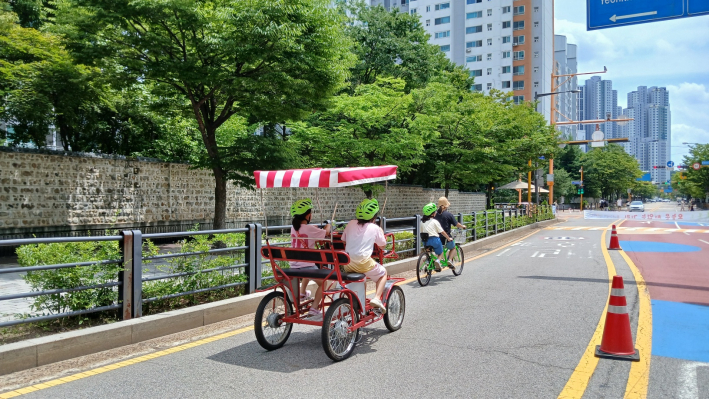이색 자전거 타기 체험하는 시민들