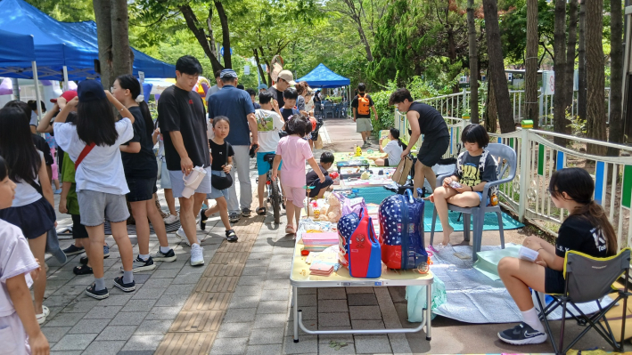 물건을 사고 파는 벼룩시장 장면 