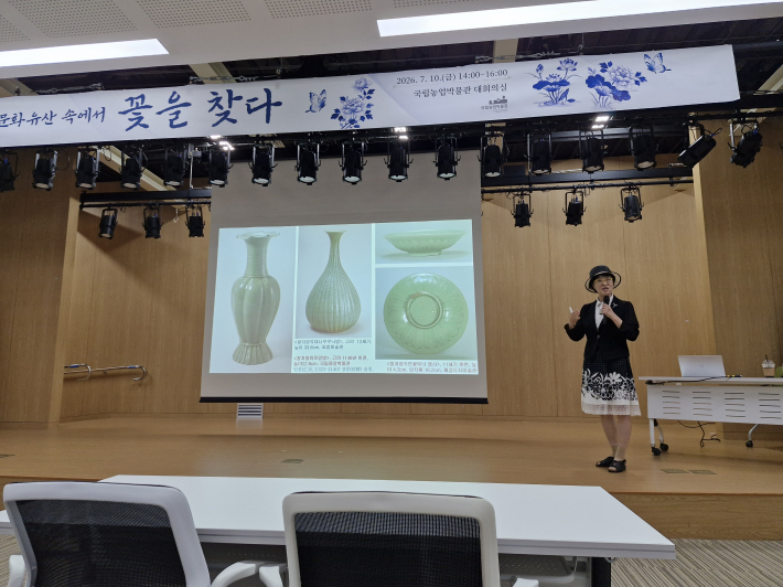 고려청자에 담긴 꽃의 의미를 풀어내고 있다.  