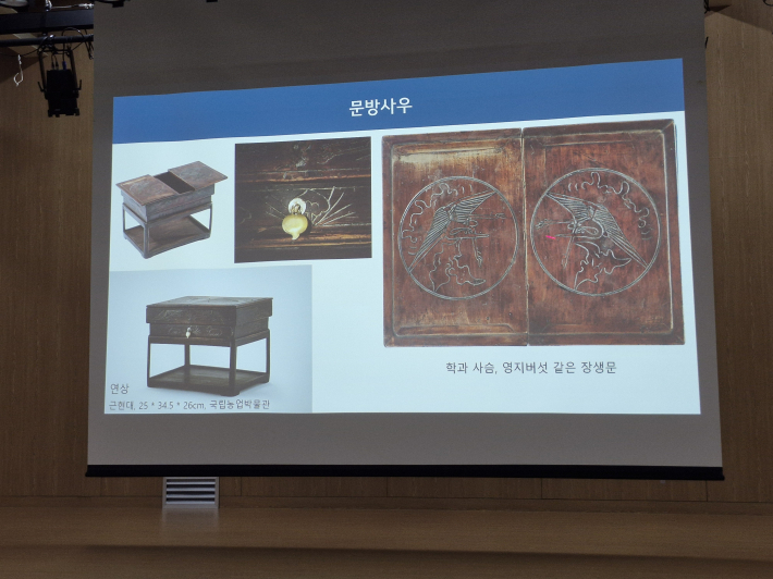 선비들 방안 가구에 꽃 그림은 선비가 추구해야 할 삶의 자세와 인품을 상징한다.