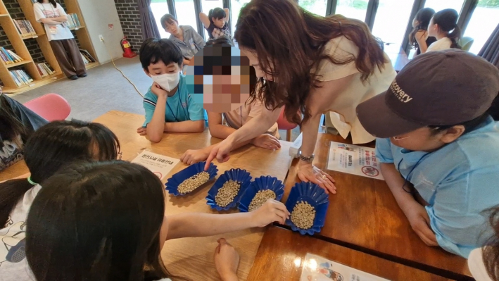 다양한 커피를 놓고 냄새를 맞아보게 하고 상품의 질을 말하는 선생님