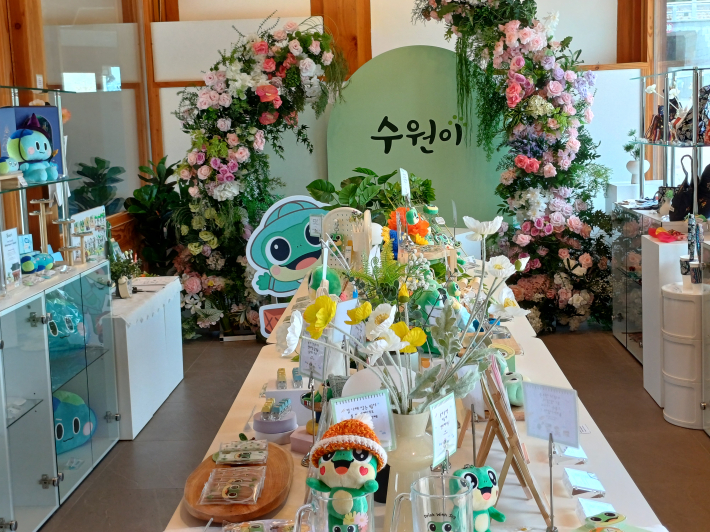 화홍사랑채, 수원이 기념품 포토존의 아름다운 전경