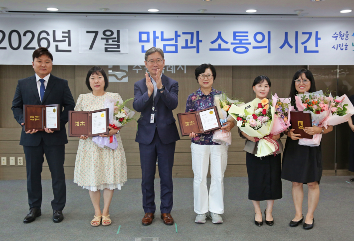김인배 장안구청장이 표창 수여 후 축하하고 있다.