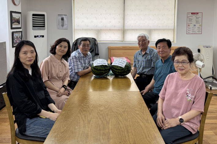 경로당에 수박을 전달하고 있다.