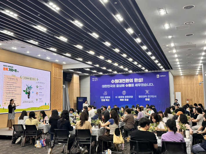 참여자들이 자신만의 반려식물을 만들고 있다.  