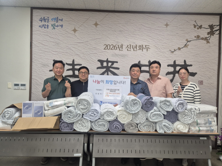 곡선동지역사회보장협의체에서 여름이불과 선풍기를 전달하고 있는 사진이다.