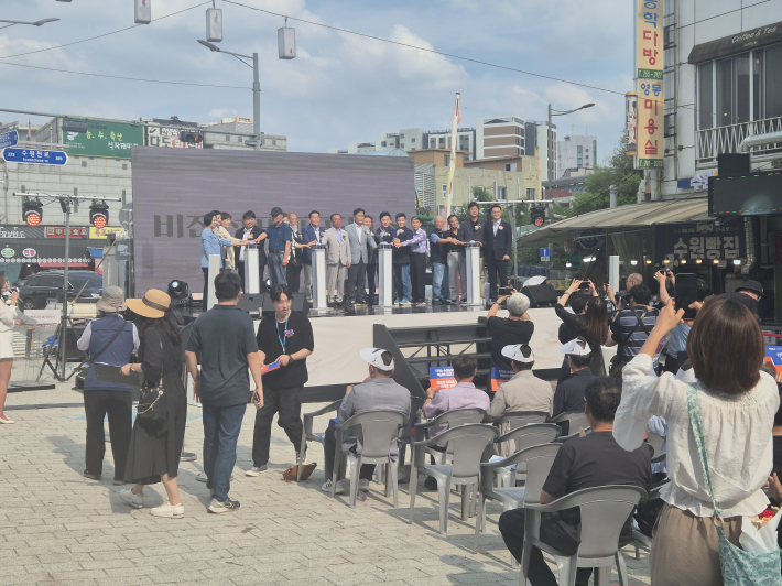 비전 선포 퍼포먼스에 참여중인 내빈들
