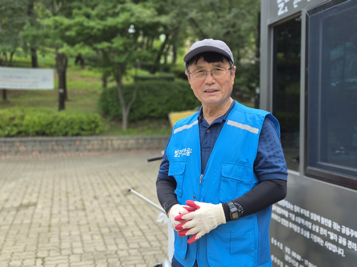 인터뷰하는 관리소장의 모습