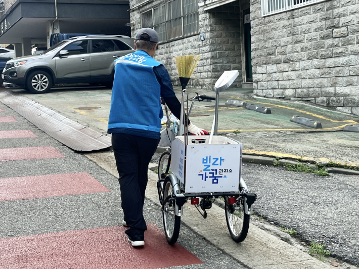 빌라 가꿈관리소 자전거로 이동하는 모습