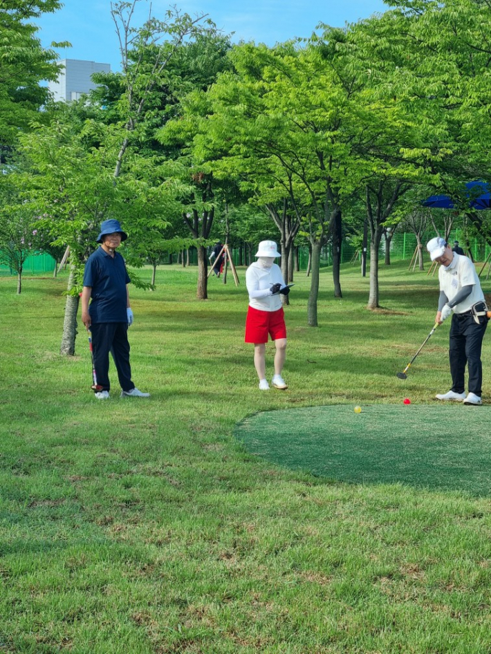 푸른 잔디 위의 경기는 한 폭의 그림과도 같다. 