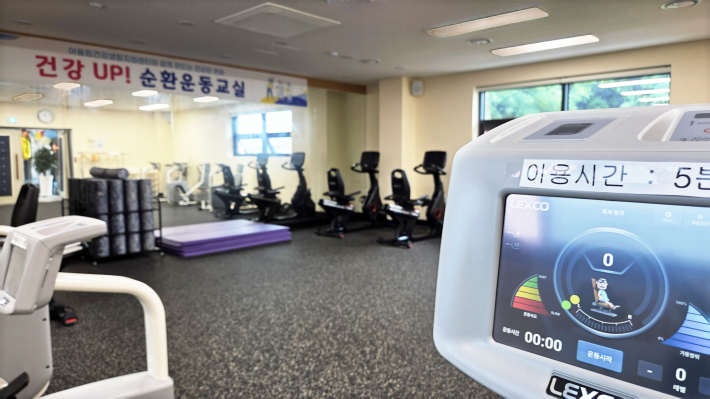 연무마을 어울림터 3층 건강생활지원센터 운동실에 노인 특화 운동기구들이 배치돼 있다